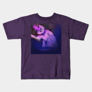 Twilight Reading in the dark Kids T-Shirt